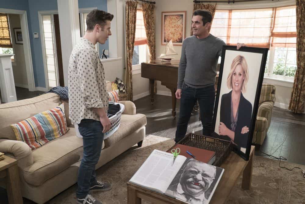 MODERN FAMILY Season 9 Episode 20 Photos Mother | SEAT42F