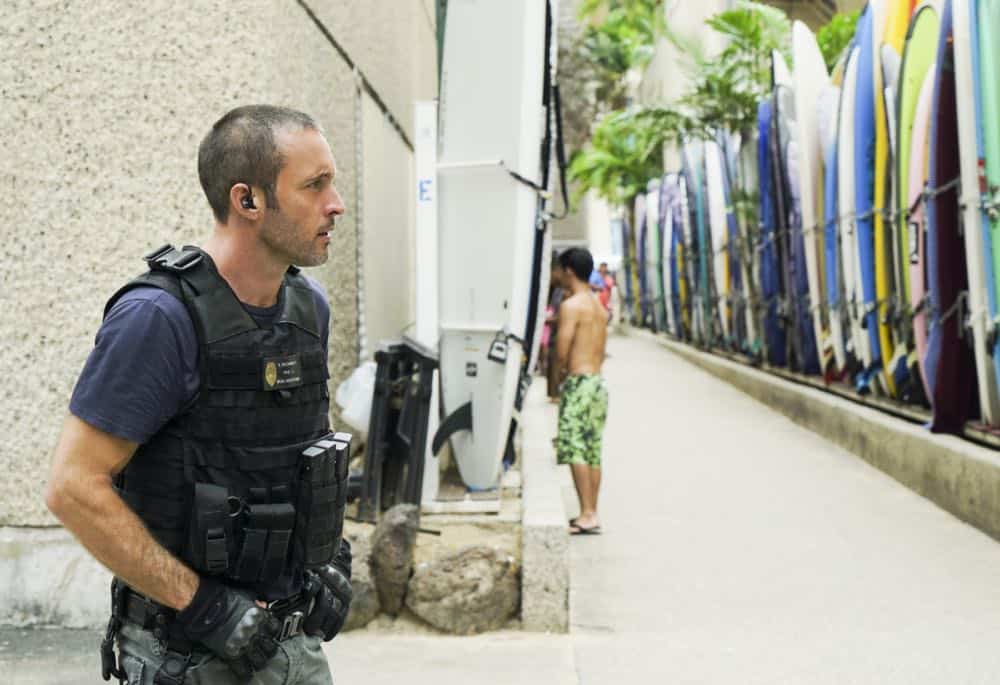 "KÃ
Âpë wale nÃ
 i ka i'a a 'eu nÃ
 ka ilo." -- Five-0 must help Duke after he is forced to steal crucial evidence from the police locker in exchange for his kidnapped granddaughter. Also, Jerry goes undercover at a mental health facility in order to solve a murder, on HAWAII FIVE-0, Friday, April 27 (9:00-10:00 PM, ET/PT) on the CBS Television Network. Pictured: Alex O'Loughlin as Steve McGarrett. Photo: Karen Neal/CBS é2018 CBS Broadcasting, Inc. All Rights Reserved ("KÃ
Âpë wale nÃ
 i ka i'a a 'eu nÃ
 ka ilo." is Hawaiian for "Though the Fish is Well Salted, the Maggots Crawl.")