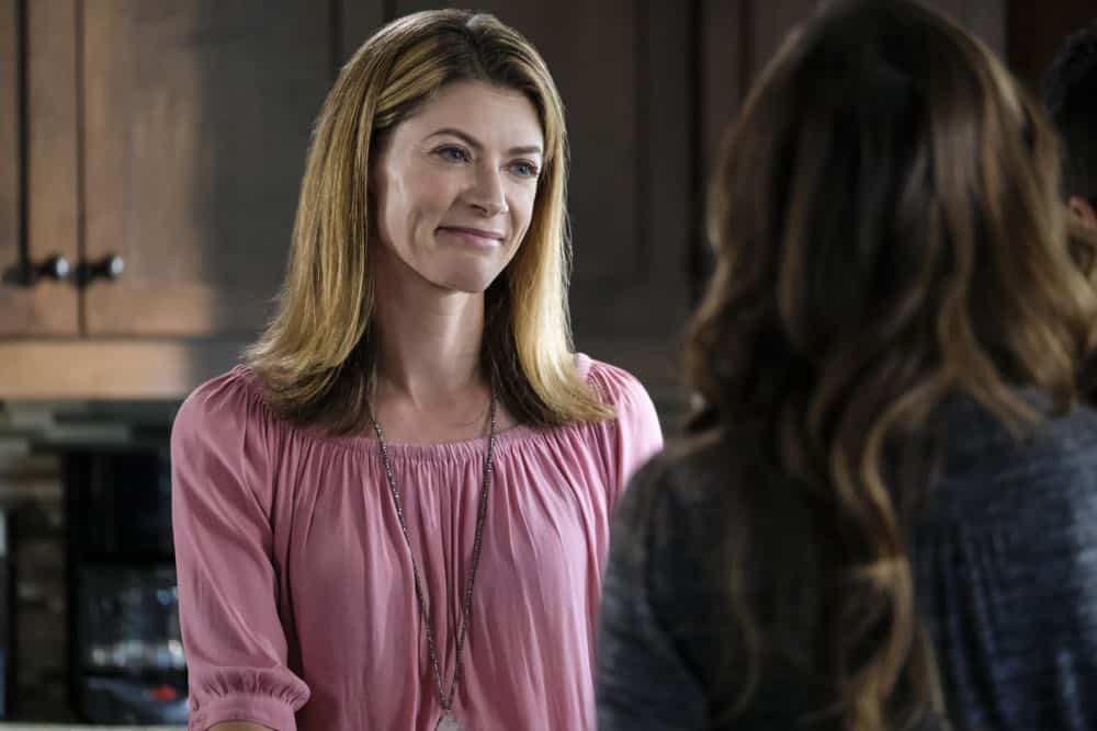 Life Sentence -- "Who Framed Stella Abbott" -- Image Number: LFS106b_0379b.jpg -- Pictured (L-R): Gillian Vigman as Ida and Brooke Lyons as Elizabeth -- Photo: Bettina Strauss/The CW -- é 2018 The CW Network, LLC. All Rights Reserved.
