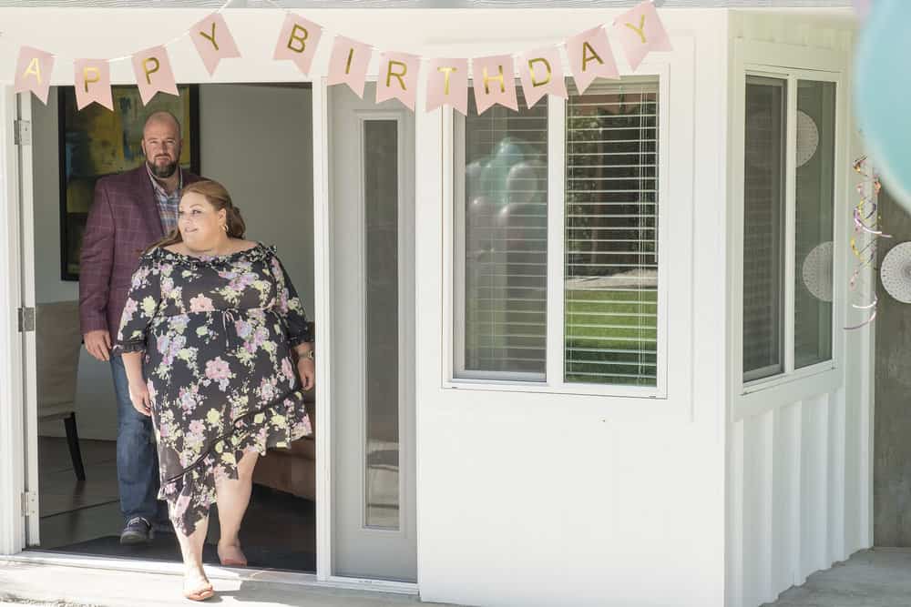 THIS IS US -- "Ave Maria" Episode 301 -- Pictured: (l-r) Chris Sullivan as Toby, Chrissy Metz as Kate -- (Photo by: Ron Batzdorff/NBC)