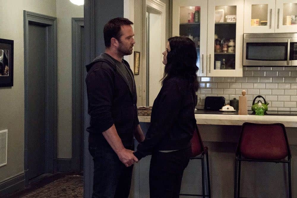 BLINDSPOT -- "Hella Duplicitous" Episode 401 -- Pictured: (l-r) Sullivan Stapleton as Kurt Weller, Jaimie Alexander as Jane Doe -- (Photo by: Virginia Sherwood/NBC/Warner Bros.)