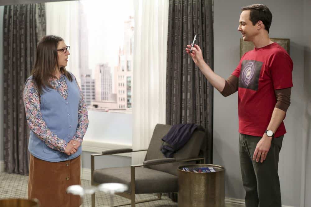 "The Conjugal Configuration" - Pictured: Amy Farrah Fowler (Mayim Bialik) and Sheldon Cooper (Jim Parsons). Sheldon and Amy's honeymoon runs aground in New York, while Penny and Leonard discover they are uncomfortably similar to Amy's parents, Mr. and Mrs. Fowler (Teller and Kathy Bates). Also, Koothrappali insults physicist Neil deGrasse Tyson and starts a Twitter war, on the 12th season premiere of THE BIG BANG THEORY, on a special night, Monday, Sept. 24 (8:00-8:30 PM, ET/PT) on the CBS Television Network. Photo: Michael Yarish/Warner Bros. Entertainment Inc. é 2018 WBEI. All rights reserved.