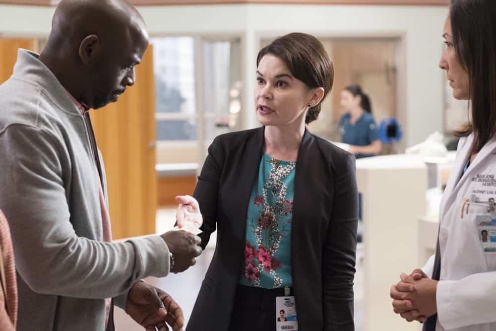 THE GOOD DOCTOR - "Middle Ground" - As Shaun pushes back against Dr. Melendez in order to treat a gravely ill hospital janitor and deal with the return of Lea, Dr. Lim risks a lawsuit and her career to help a teenage girl repair the damage caused by an archaic custom. Meanwhile, Dr. Glassman exercises demanding oversight with Dr. Blaize in choosing a doctor for his brain surgery, on the "The Good Doctor," MONDAY, OCT. 1 (10:00-11:00 p.m. EDT), on The ABC Television Network. (ABC/Bettina Strauss) ALIMI BALLARD, JORDANA LARGY, CHRISTINA CHANG