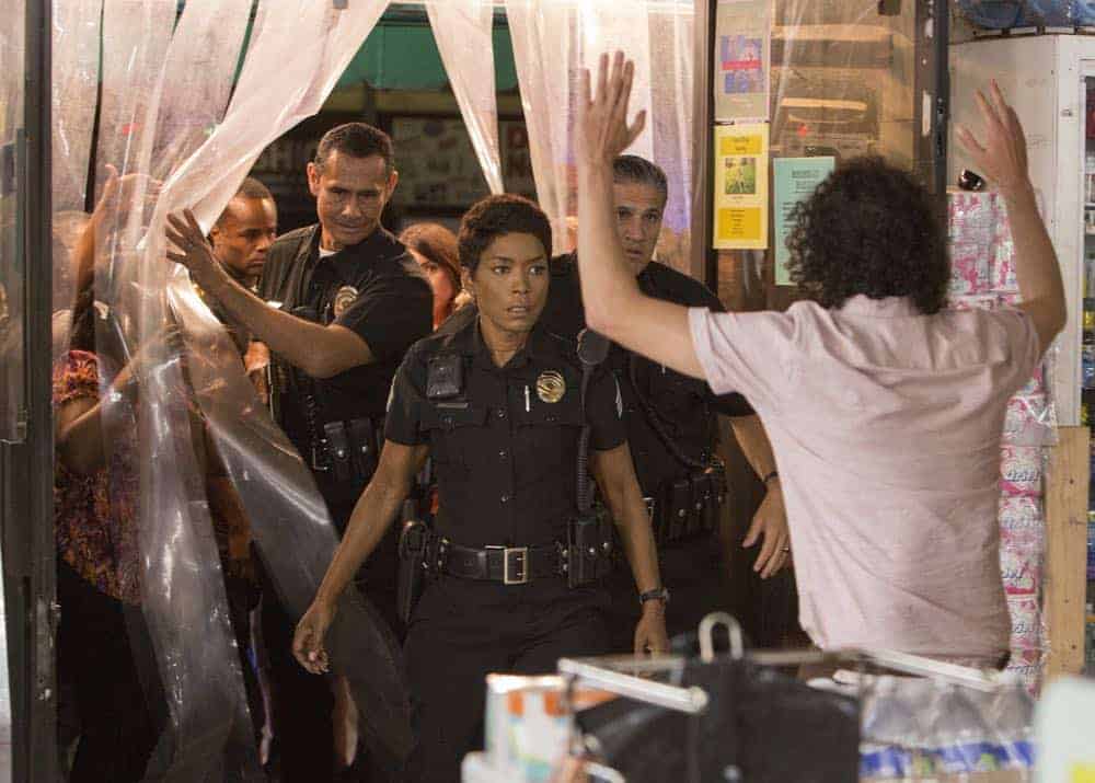 9-1-1: Angela Bassett (C) in the all-new “Help Is Not Coming” episode of 9-1-1 airing Monday, Oct. 1 (9:00-10:00 PM ET/PT) on FOX. © 2018 FOX Broadcasting. CR: Jack Zeman/FOX. 9-1-1: Angela Bassett (C) in the all-new “Help Is Not Coming” episode of 9-1-1 airing Monday, Oct. 1 (9:00-10:00 PM ET/PT) on FOX. © 2018 FOX Broadcasting. CR: Jack Zeman/FOX.