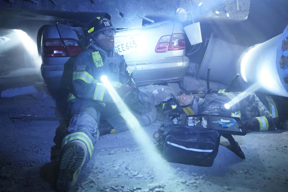9-1-1: L-R: Aisha Hinds and guest star TJ Linnard in the all-new “Help Is Not Coming” episode of 9-1-1 airing Monday, Oct. 1 (9:00-10:00 PM ET/PT) on FOX. © 2018 FOX Broadcasting. CR: Jack Zeman/FOX.