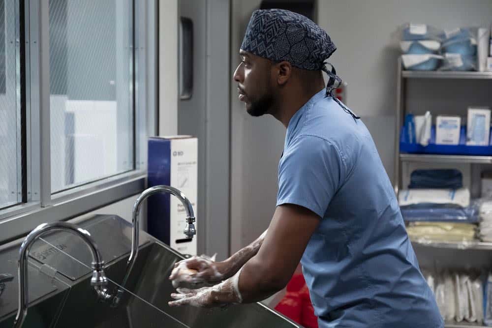 NEW AMSTERDAM -- "Rituals" Episode 102 -- Pictured: Jocko Sims as Dr. Floyd Reynolds -- (Photo by: Francisco Roman/NBC)