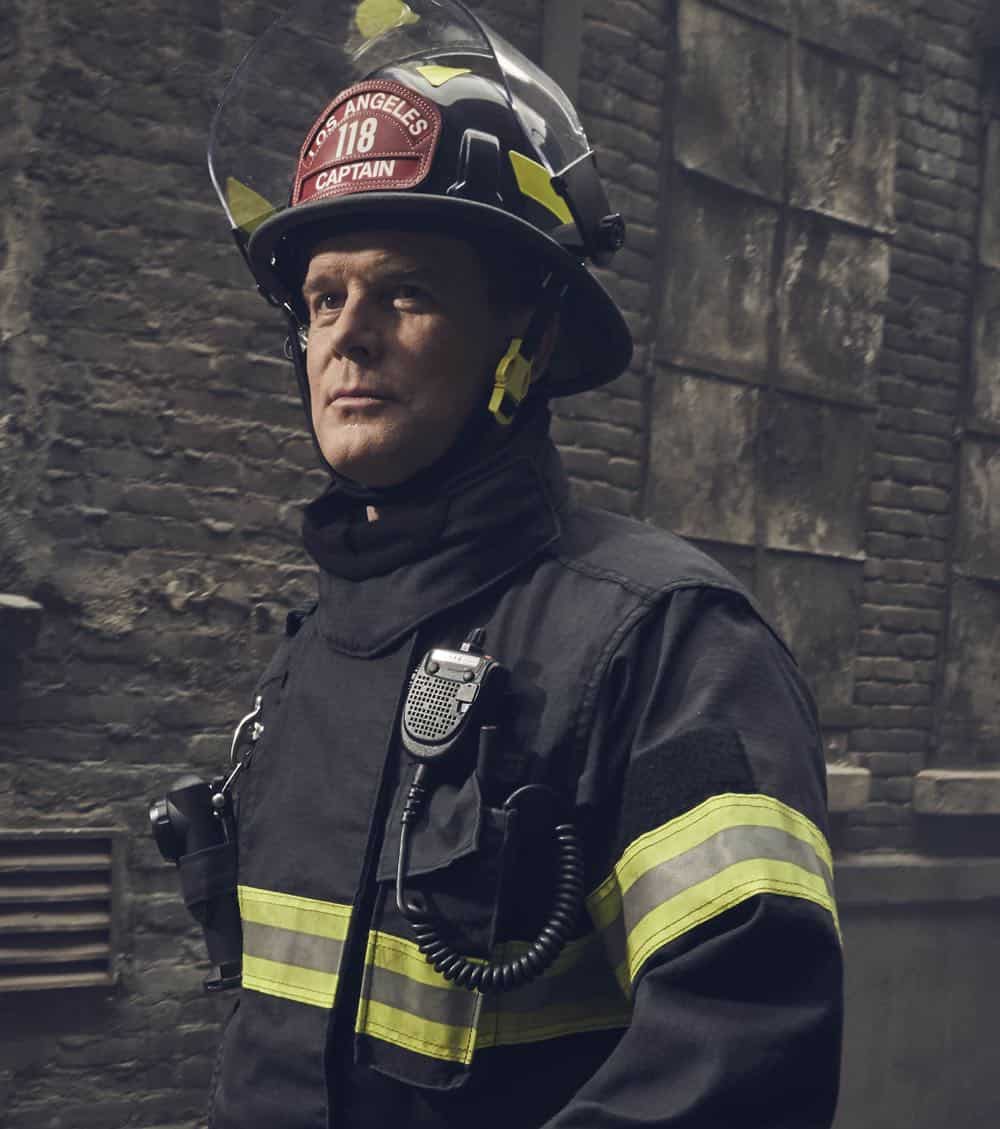 9-1-1: Peter Krause in the “Stuck” episode of 9-1-1 airing Monday, Oct. 8 (9:00-10:00 PM ET/PT) on FOX. © 2018 FOX Broadcasting. CR: Jack Zeman / FOX.