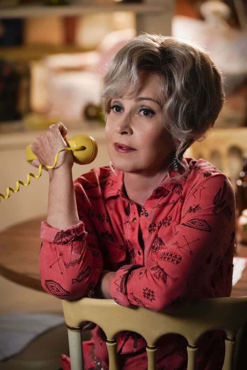 "A Financial Secret and Fish Sauce" - Pictured: Meemaw (Annie Potts). When George Sr. asks Sheldon to keep a secret from Mary, the stress of not being honest drives Sheldon to hideout at Tam's for his first sleepover, on YOUNG SHELDON, Thursday, Oct. 11 (8:31-9:01 PM, ET/PT) on the CBS Television Network. Photo: Robert Voets/Warner Bros. Entertainment Inc. é 2018 WBEI. All rights reserved.