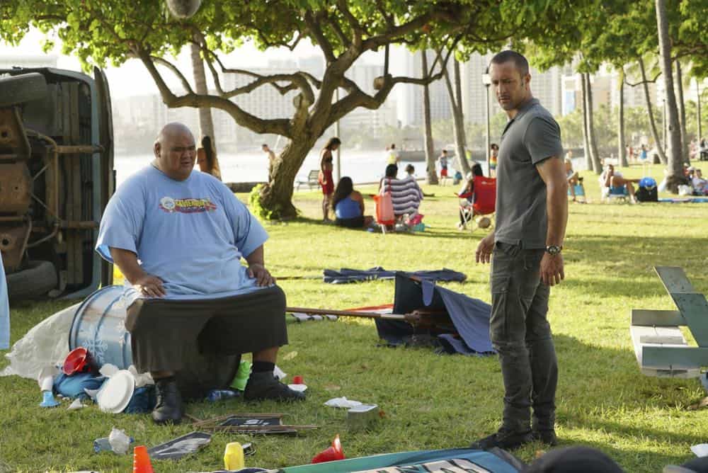 "Mimiki ke kai, ahuwale ka papa leho" -- Crime spikes when a heat wave hits Oahu, causing McGarrett and Danny to hunt down a bank thief, and Tani and Junior's car is stolen while they're on duty. Also, Grover plays the golf game of a lifetime, and Kamekona incites a riot by price-gouging on his shave ice, on HAWAII FIVE-0, Friday, Oct. 12 (9:00-10:00 PM, ET/PT) on the CBS Television Network. Pictured L to R: Taylor wily as Kamekona, and Alex O'Loughlin as Steve McGarrett. Photo: Karen Neal/CBS é2018 CBS Broadcasting, Inc. All Rights Reserved ("Mimiki ke kai, ahuwale ka papa leho" is Hawaiian for "When the Sea Draws Out the Tidal Wave, the Rocks Where the Cowries Hide Are Exposed")
