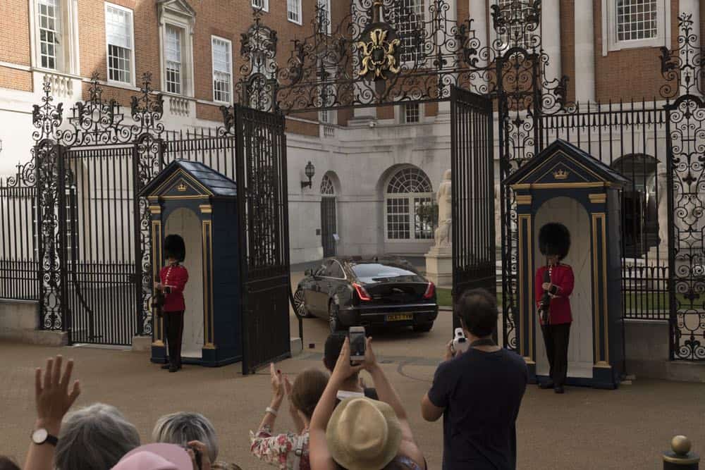 SPEECHLESS - "L-O-N-- LONDON (Part 2)" - Maya must choose between asking her father for money to save their house and a lasting relationship with him. Ray strives to bond with his new British family, only to discover Dylan's the one with a surprising connection. Meanwhile, JJ shows Kenneth a good time off-the-clock, and Jimmy inadvertently finds love, on "Speechless," FRIDAY, OCT. 12 (8:30-9:00 p.m. EDT), as part of the new TGIF programming block on The ABC Television Network. (ABC/Angus Young)