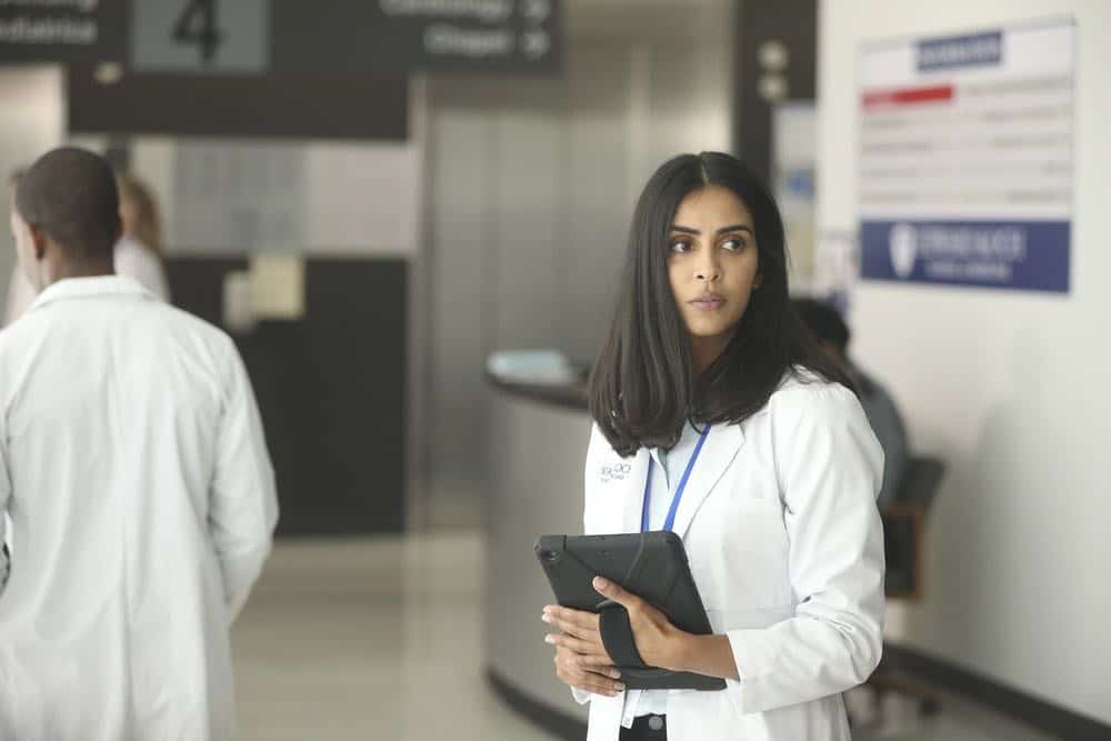 MANIFEST -- "Unclaimed Baggage" Episode 104 -- Pictured: Parveen Kaur as Saanvi Bahl -- (Photo by: Craig Blankenhorn/NBC/Warner Brothers) MANIFEST -- "Unclaimed Baggage" Episode 104 -- Pictured: Parveen Kaur as Saanvi Bahl -- (Photo by: Craig Blankenhorn/NBC/Warner Brothers)