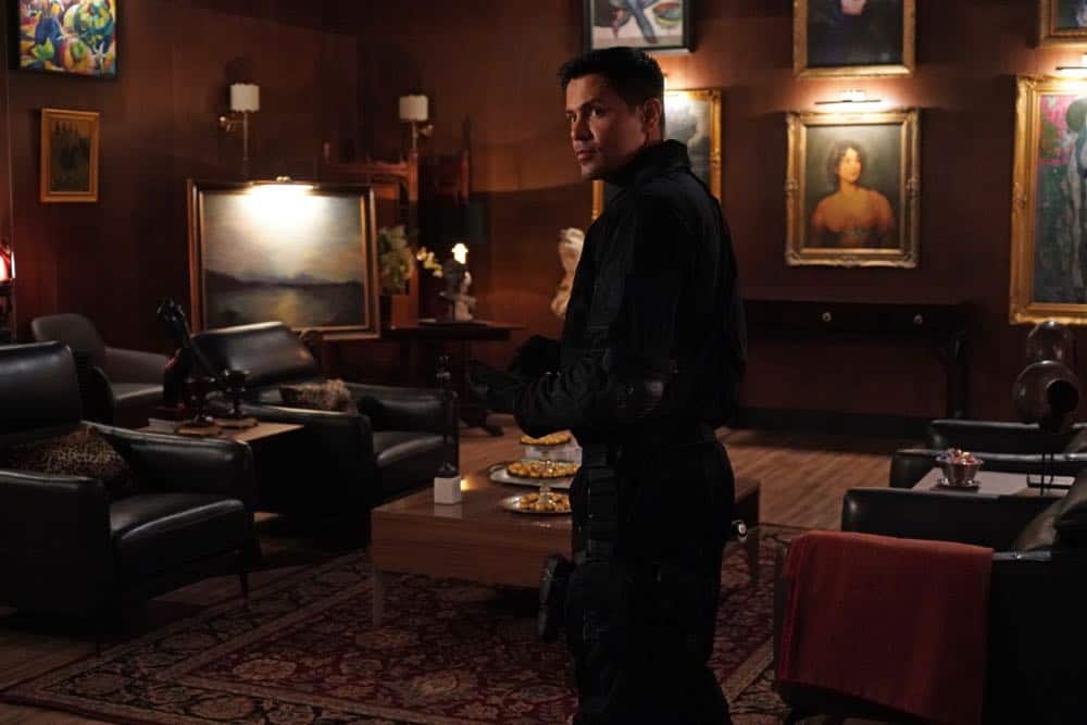 "Six Paintings, One Frame" -- A close friend of Higgins, an art connoisseur who had recently hired Magnum to test his security, is murdered, and Thomas is arrested as the main suspect, on MAGNUM P.I., Monday, Oct. 15 (9:00-10:00 PM, ET/PT) on the CBS Television Network. Pictured: Jay Hernandez as Thomas Magnum Photo: Karen Neal/CBS é2018 CBS Broadcasting, Inc. All Rights Reserved