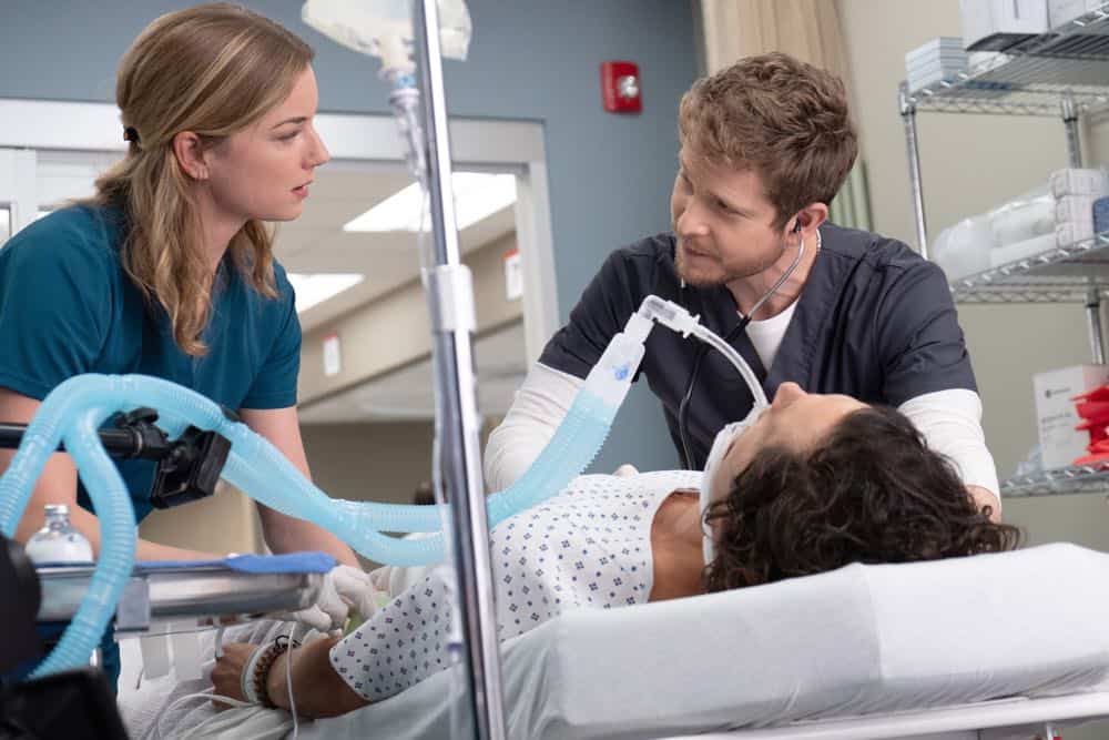THE RESIDENT: L-R: Emily VanCamp and Matt Czuchry in the "About Time" episode of THE RESIDENT airing Monday, Oct. 15 (8:00-9:00 PM ET/PT) on FOX. ©2018 Fox Broadcasting Co. Cr: Guy D'AlemaFOX. THE RESIDENT: L-R: Emily VanCamp and Matt Czuchry in the "About Time" episode of THE RESIDENT airing Monday, Oct. 15 (8:00-9:00 PM ET/PT) on FOX. ©2018 Fox Broadcasting Co. Cr: Guy D'AlemaFOX.