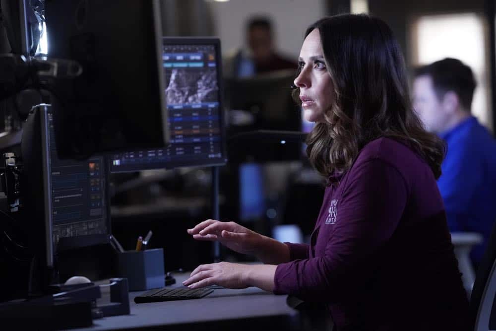 9-1-1: Jennifer Love Hewitt in the “Awful People” episode of 9-1-1 airing Monday, Oct. 15 (9:00-10:00 PM ET/PT) on FOX. © 2018 FOX Broadcasting. CR: Greg Gayne / FOX.
