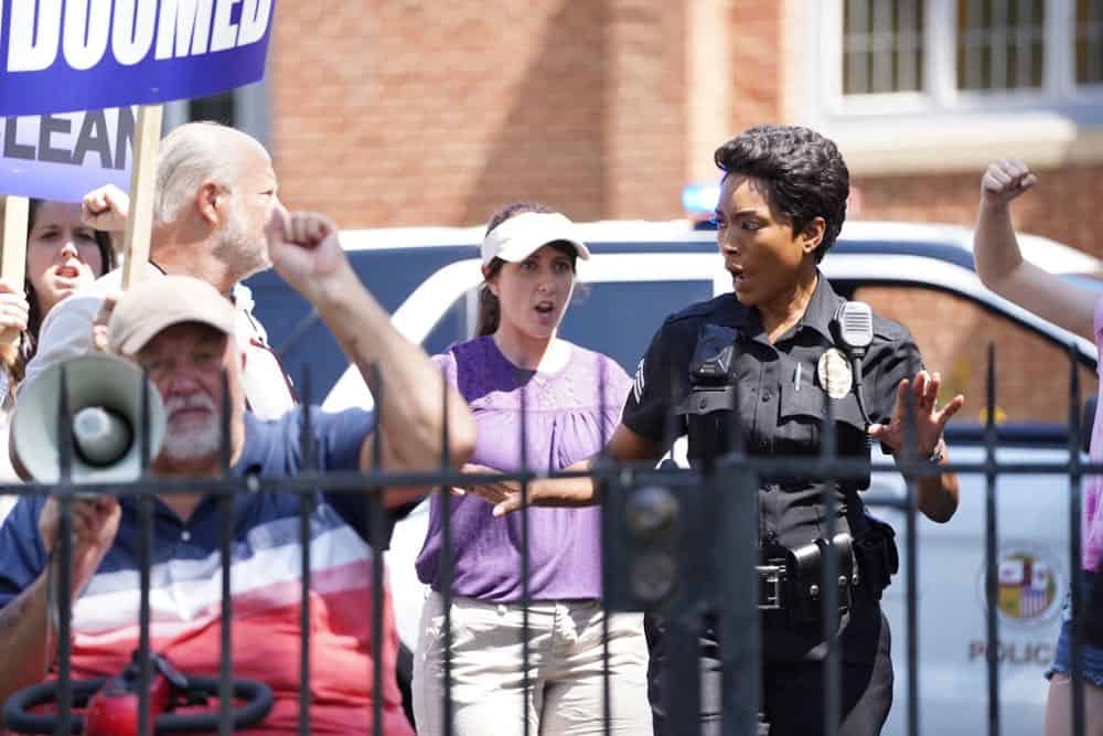9-1-1: Angela Bassett (C) in the “Awful People” episode of 9-1-1 airing Monday, Oct. 15 (9:00-10:00 PM ET/PT) on FOX. © 2018 FOX Broadcasting. CR: Tyler Golden / FOX.