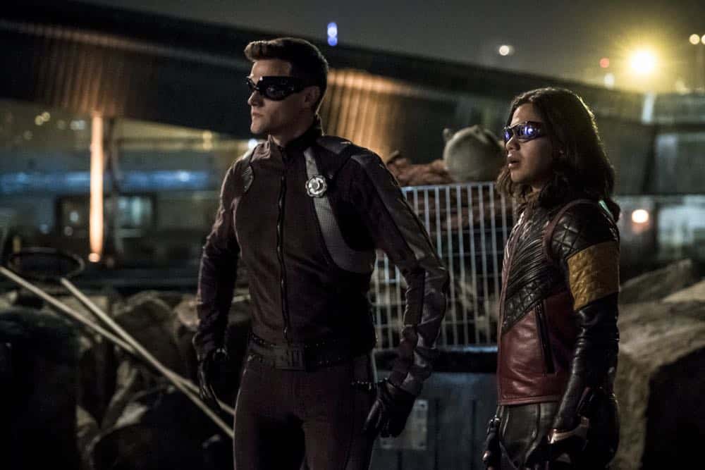 The Flash -- "Blocked" -- Image Number: FLA502b_0303b.jpg -- Pictured (L-R): Hartley Sawyer as Elongated Man and Carlos Valdes as Vibe -- Photo: Katie Yu/The CW -- é 2018 The CW Network, LLC. All rights reserved