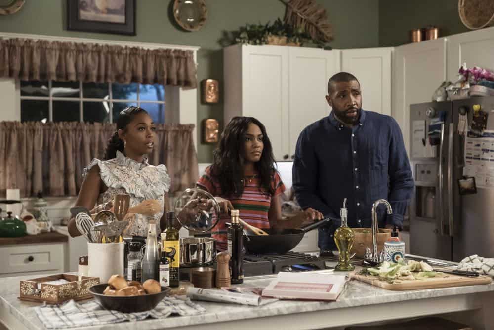 Black Lightning -- "The Book Of Consequences: Chapter Two: Black Jesus Blues" -- Image BLK202a_0007b.jpg -- Pictured (L-R): Nafessa Williams as Anissa, China Anne McClain as Jennifer and Cress Williams as Jefferson -- Photo: Annette Brown/The CW -- é 2018 The CW Network, LLC. All rights reserved
