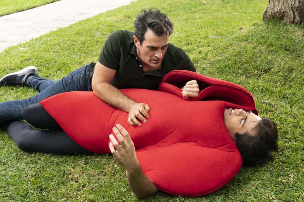 MODERN FAMILY - "Torn Between Two Lovers" - Haley can't seem to choose between her past and present relationships and is forced to make a decision. Meanwhile, Manny returns to college and dorm life while his girlfriend, Sherry, continues to stay at Jay and Gloria's, and might be overstaying her welcome, on "Modern Family," WEDNESDAY, OCT. 17 (9:00-9:31 p.m. EDT), on The ABC Television Network. (ABC/Ron Tom)