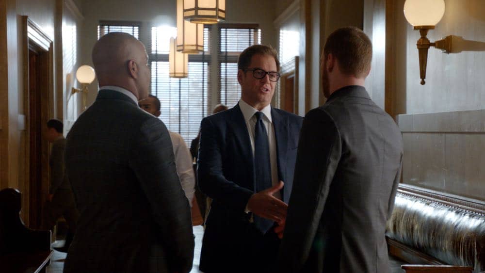 "Fool Me Twice" - Bull and the TAC team help one of their own when Marissa's restauranteur husband is charged with involuntary manslaughter after one of his employees dies in a kitchen fire allegedly caused by negligence. During voire dire, Bull and Benny aim to select jurors who will believe the fire was an accident and not a pattern of irresponsible management, on BULL, Monday, Oct. 29 (10:00-11:00 PM, ET/PT) on the CBS Television Network. Pictured L-R: Chris Jackson as Chunk Palmer, Michael Weatherly as Dr. Jason Bull, and XXX Photo: CBS é2018 CBS Broadcasting, Inc. All Rights Reserved
