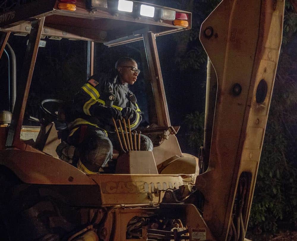 9-1-1: L-R: Aisha Hinds in the “Haunted” episode of 9-1-1 airing Monday, Oct. 29 (9:00-10:00 PM ET/PT) on FOX. © 2018 FOX Broadcasting. CR: Jack Zeman / FOX.